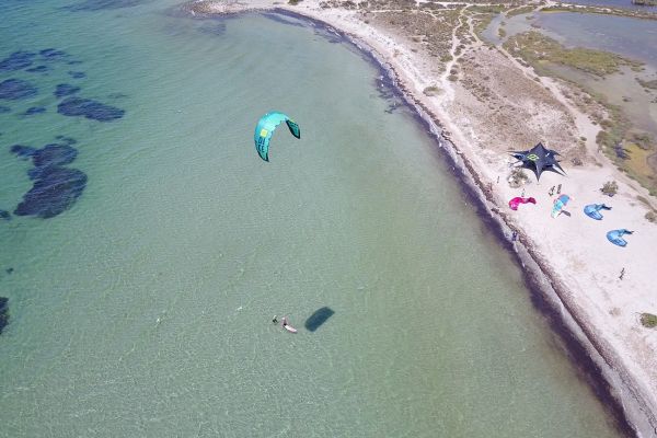 Kitesurf presso la scuola Skyhigh Kitesurf Sardinia a Porto Botte, Giba